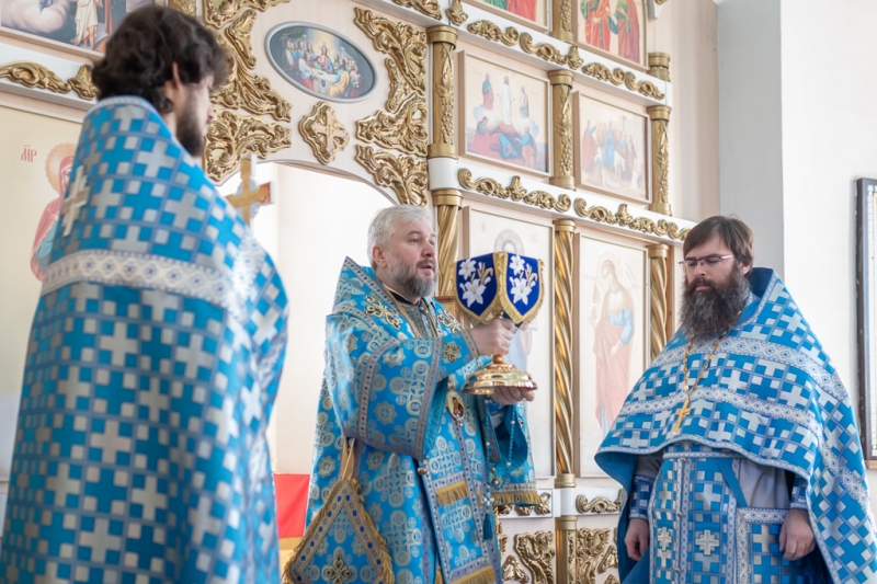Преосвященнейший епископ Симон совершил Божественную литургию в Покровском кафедральном соборе города Шахты