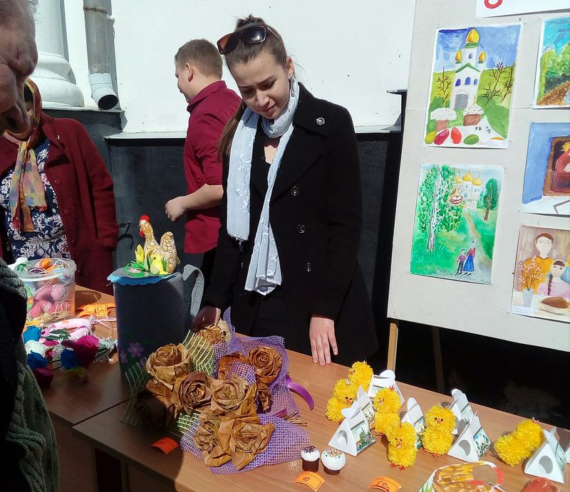 Накануне праздника Светлой Пасхи воспитанники воскресной школы «Азы Православия» при Донецком Архиереском подворье организовали праздничную ярмарку
