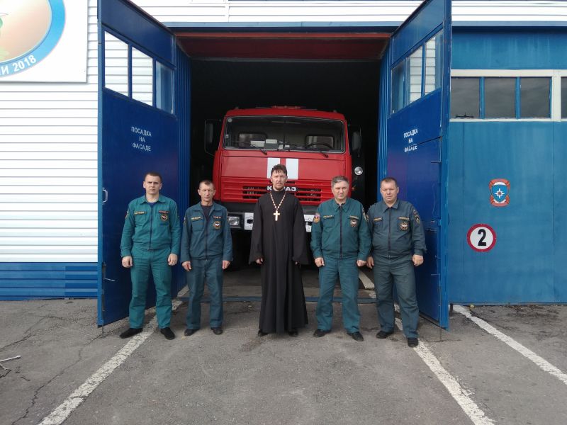Благочинный Верхнедонского округа иерей Роман Митяшин встретился с сотрудниками пожарной части ст. Вешенская