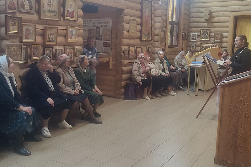 При храме святой блаженной Матроны Московской города Шахты проводятся регулярные занятия по изучению Священного Писания