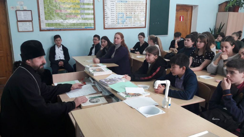 В МБОУ СОШ № 22 пос. Горный состоялась встреча настоятеля храма святой равноапостольной княгини Ольги пос. Горный иеромонаха Арсения (Алимова) с учащимися 8-9 классов