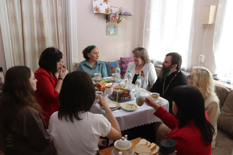 К 80-летию Великой Победы глава города Шахты и благочинный Александровск-Грушевского округа посетили семью погибшего героя СВО