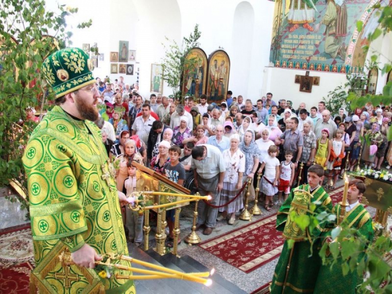 В праздник Святой Троицы владыка Игнатий совершил Литургию в Покровском кафедральном соборе г. Шахты