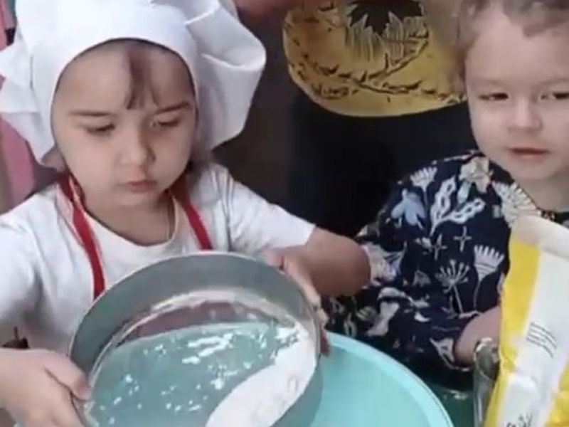 Священник рассказал воспитанникам частного детского сада в Шахтах о светлом празднике Пасхи  