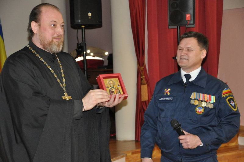 Руководитель сектора по взаимодействию с МЧС Шахтинской епархии принял участие в торжественном собрании, посвященном 15-летию Противопожарной службы Ростовской области