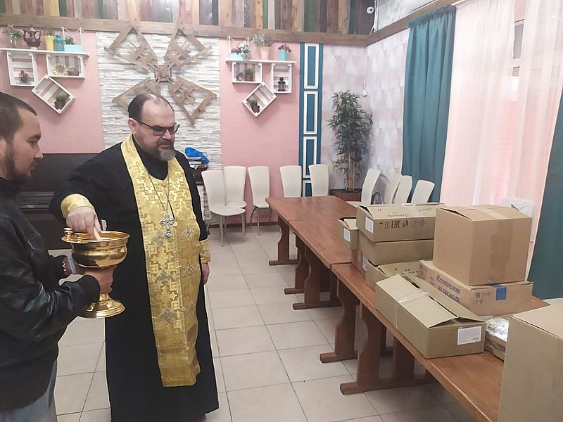 Духовник Донецкого округа ВКО ВВД освятил куличи для бойцов казачьих подразделений