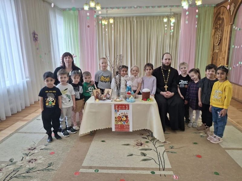 Настоятель Свято-Покровского храма провел пасхальную беседу в детском саду № 80 города Шахты