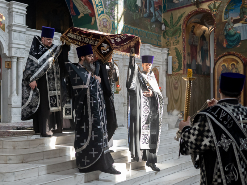 Вечерня Великой Пятницы с чином выноса Плащаницы