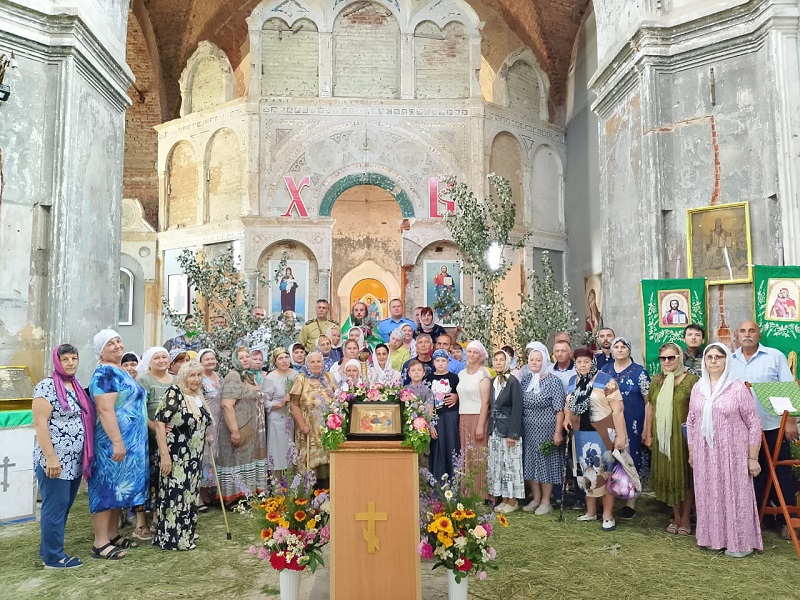 В праздник Святой Троицы в селе Маньково-Калитвенское совершено торжественное богослужение