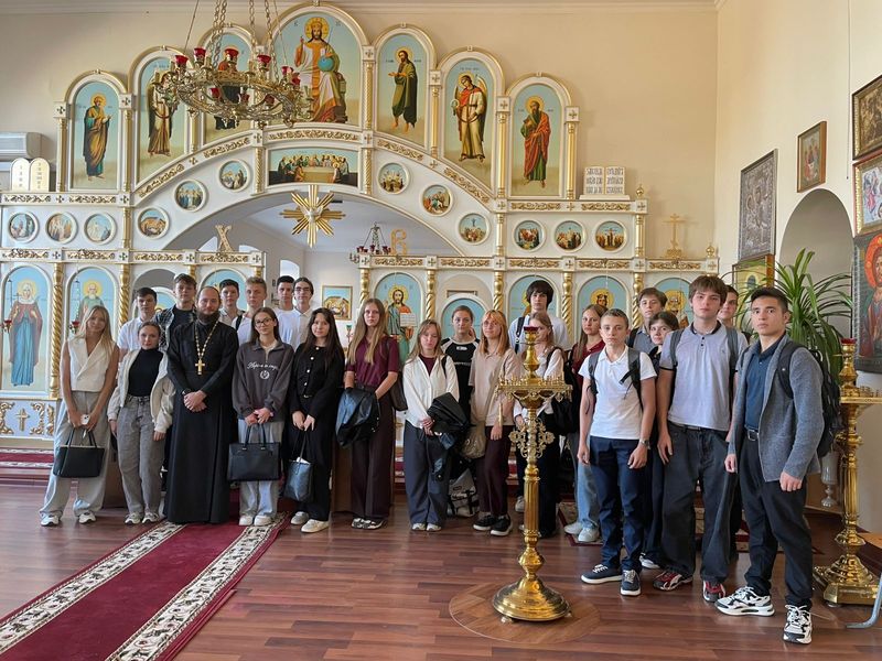 Священник и психологи: в Шахтах состоялся необычный разговор о смысле жизни с учениками-физиками