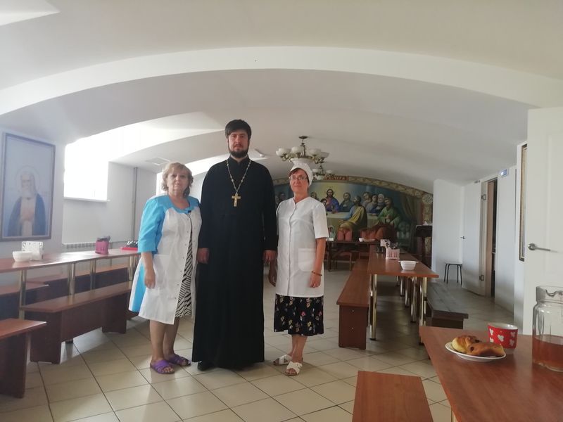 Заместитель благочинного города Донецка протоиерей Александр Барановский доставил продукты в Донскую Духовную семинарию