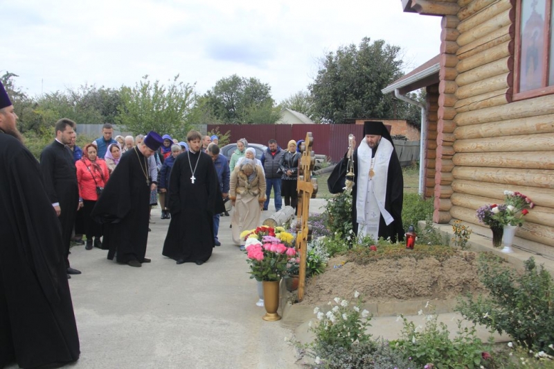 Епископ Шахтинский и Миллеровский Симон совершил панихиду на месте погребения иерея Евгения Аксенова и его супруги Валентины в годовщину гибели, трагически погибших в автокатастрофе