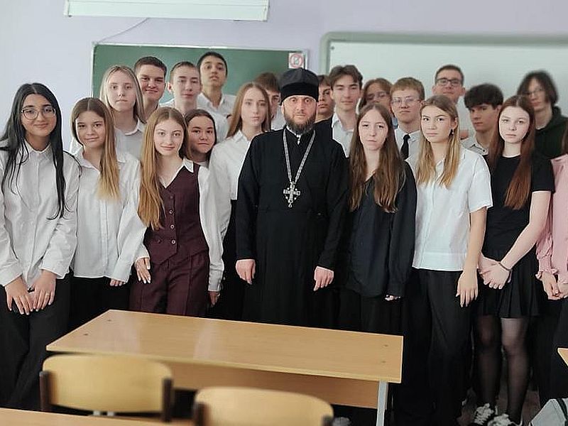 Урок, посвященный поиску смысла жизни, провел иеромонах Герман (Руденко) в лицее № 6 города Шахты