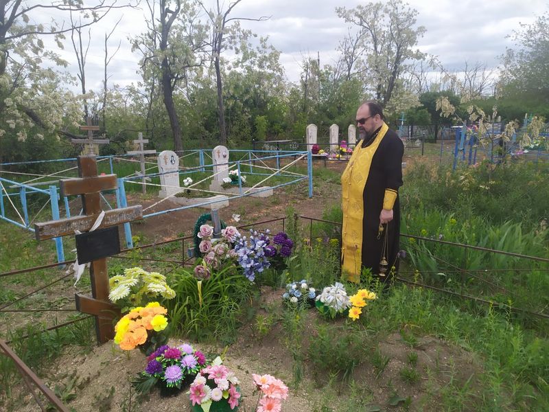 Протоиерей Василий Хадыкин совершил чин панихиды на могиле супругов Байтемировых