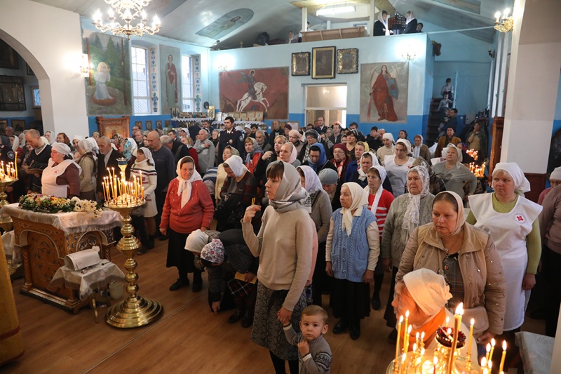 Престольный праздник молитвенным торжеством отметил храм Архистратига Михаила пос. Каменоломни