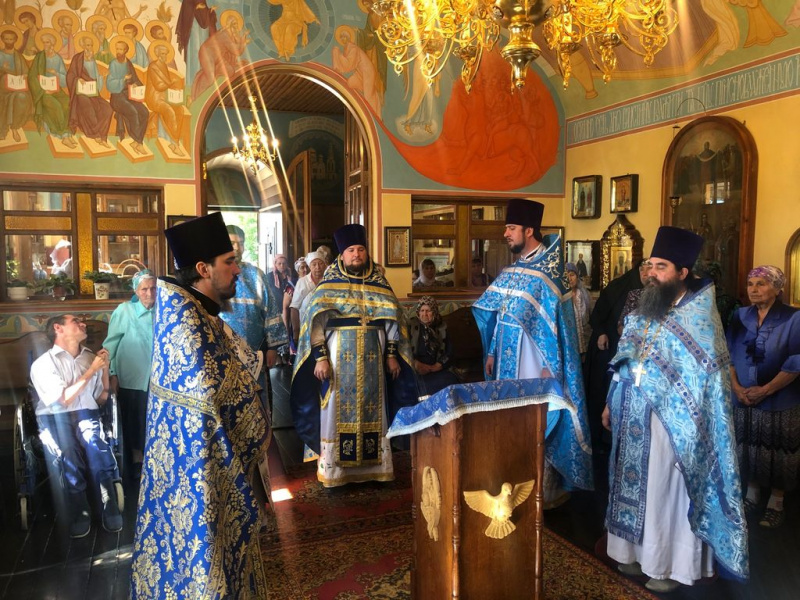 В храме Владимирской иконы Божией Матери хут. Можаевка соборным богослужением отметили престольный праздник