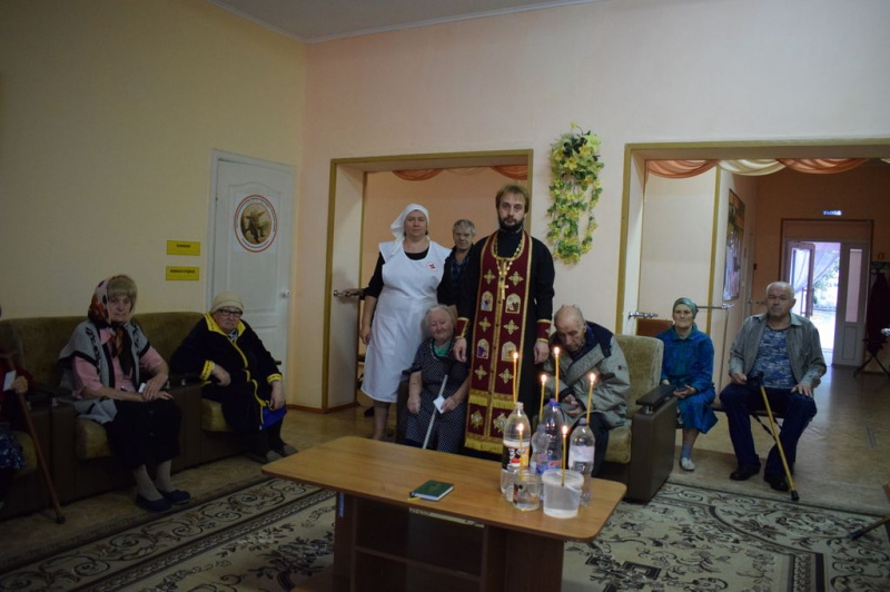 В День пожилого человека протоиерей Сергий Яценко и сестры Марфо-Мариинского сестричества посетили социально-реабилитационное отделение Центра социального обслуживания граждан пожилого возраста и инвалидов Октябрьского района