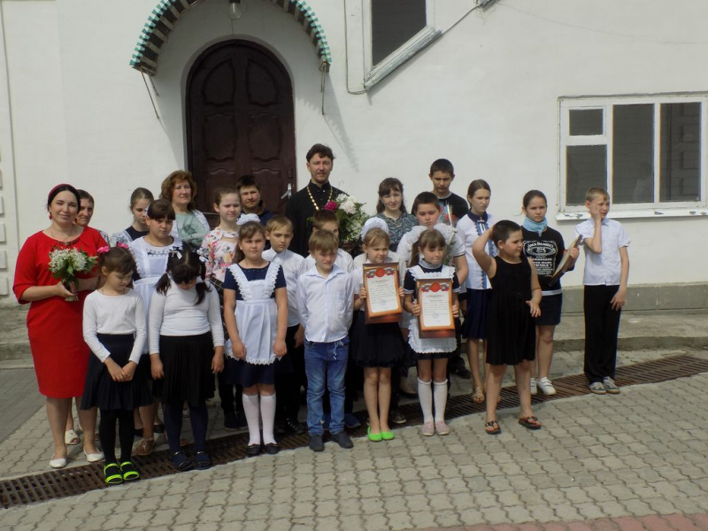 В церковно-приходской Михайло-Архангельской общеобразовательной школе станицы Вешенской состоялась праздничная линейка, посвященная окончанию учебного года