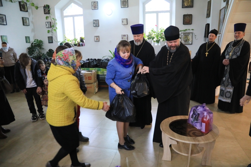 Преосвященнейший епископ Симон с гуманитарной помощью посетил нуждающихся жителей отдаленных населенных пунктов Верхнедонского и Шолоховского округов Ростовской области
