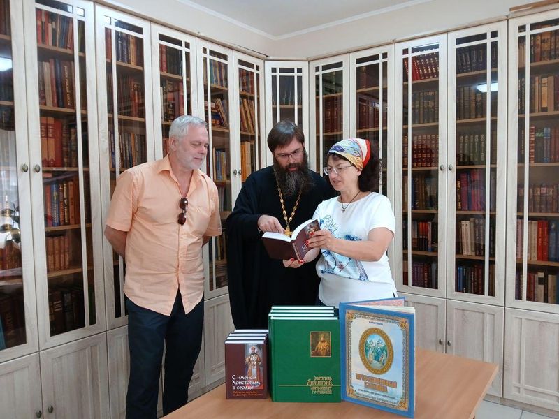 В Покровском кафедральном соборе прошла встреча настоятеля с известными издателями книг Павлом и Марией Рубцовыми