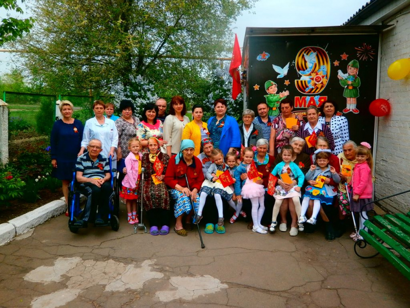 Молодежный отдел Донецкого благочиния и духовный молодежный родительский клуб «Свет Добра» поздравили ветеранов