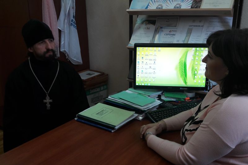 План совместной работы обсудили иеромонах Арсений (Алимов) и заместителем директора школы № 22