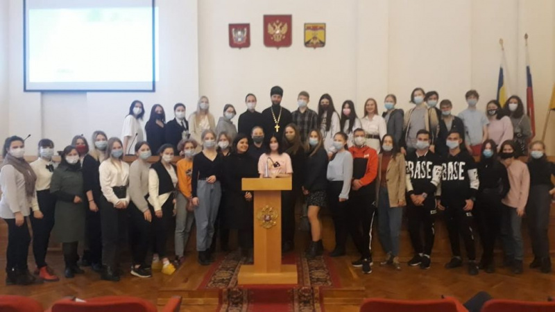 Благочинный Александровск-Грушевского округа встретился волонтерами продовольственного марафона "Корзина доброты"