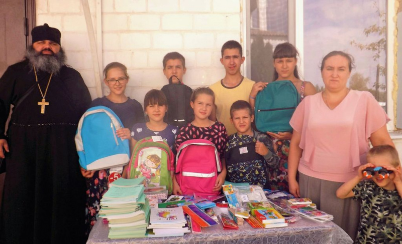 Настоятель Смоленского храма станицы Шумилинской иерей Александр Туховский посетил многодетную семью священнослужителя Михаила и помог собрать детей в школу