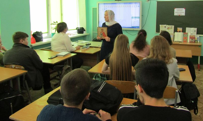 Для учащихся школы № 2 ст. Обливской преподаватель воскресной школы Свято-Никольского храма провел беседу-презентацию о святом благоверном великом князе Александре Невском