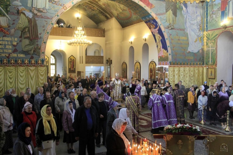 В праздник Воздвижения Честного и Животворящего Креста Господня епископ Симон возглавил богослужение в Покровском кафедральном соборе г. Шахты