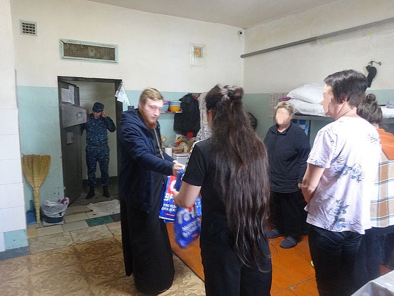 Светлая Пасха в СИЗО-4 города Шахты: священник раздал праздничные подарки