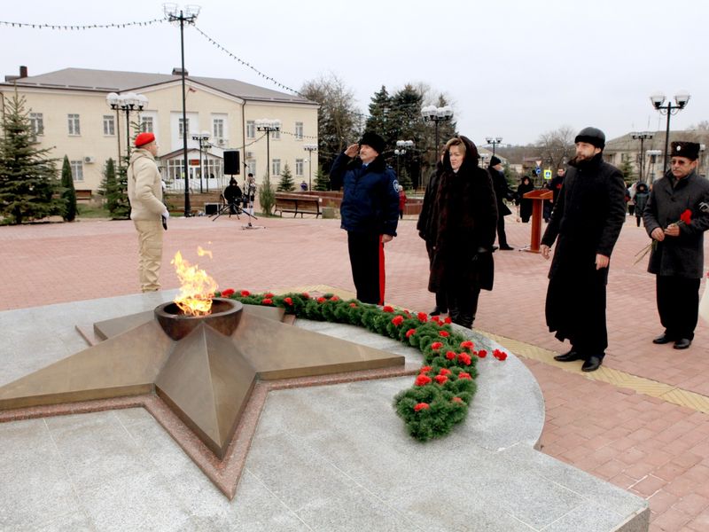 В честь Дня героев Отечества прошло возложение цветов и венков к Вечному огню на площади 50-летия Победы п. Каменоломни, на мемориалах «Аллея героев» и «Воинам Великой Отечественной войны»