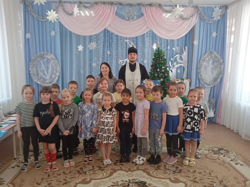 Иерей Александр Левчик посетил юных казачат станицы Боковской