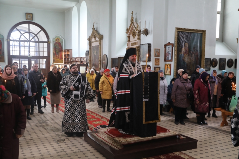 Во вторник первой седмицы Великого поста епископ Симон совершил чтение Великого канона преподобного Андрея Критского в Донецком Успенском архиерейском подворье ст. Гундоровской