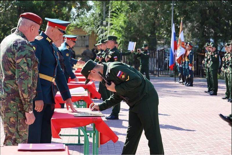 В Новошахтинске прошло торжественное мероприятие, посвященное принятию присяги курсантами Донецкого высшего военного училища