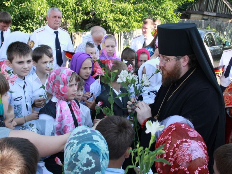 В праздник перенесения мощей святителя Николая из Мир Ликийских в Бар правящий архиерей Шахтинской епархии епископ Игнатий совершил Литургию в Никольском храме г. Зверево