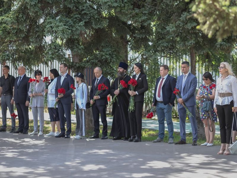Благочинный Александровск-Грушевского округа иерей Александр Теличкин принял участие в торжественном возложении цветов к Мемориальному комплексу