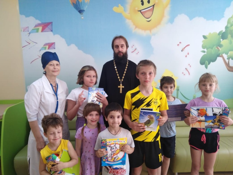 Поздравление детей, находящихся на лечении в ЦРБ, с Днем защиты детей и праздником Вознесения Господня