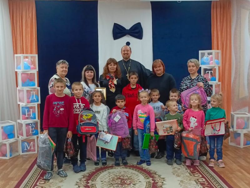 Протоиерей Роман Амплеев подарил подарки воспитанникам ГБУСОН РО «СРЦ города Новошахтинска»