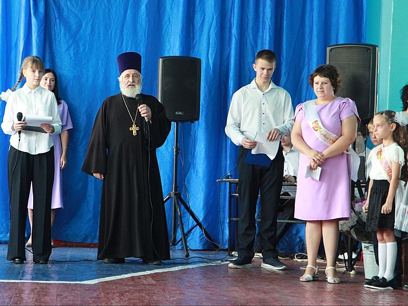 Протоиерей Николай Уваров принял участие в школьной линейке