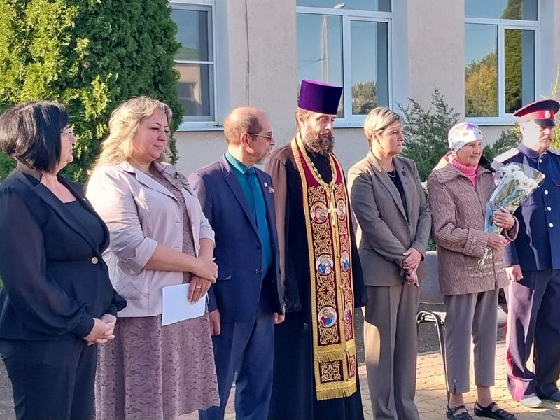 Благочинный приходов Нижнедонского округа совершил освящение мемориальной доски Константину Бондарю