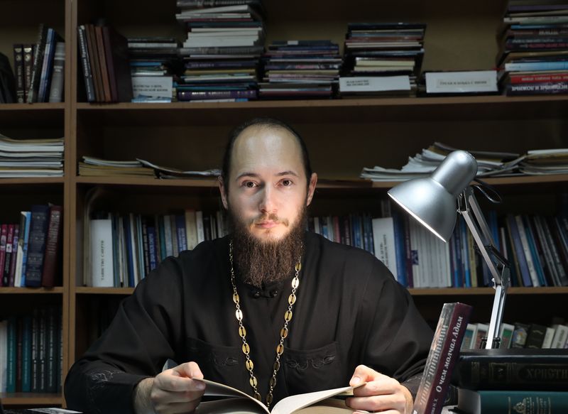 Настоятель Свято-Покровского храма провел онлайн занятие по изучению Священного Писания 