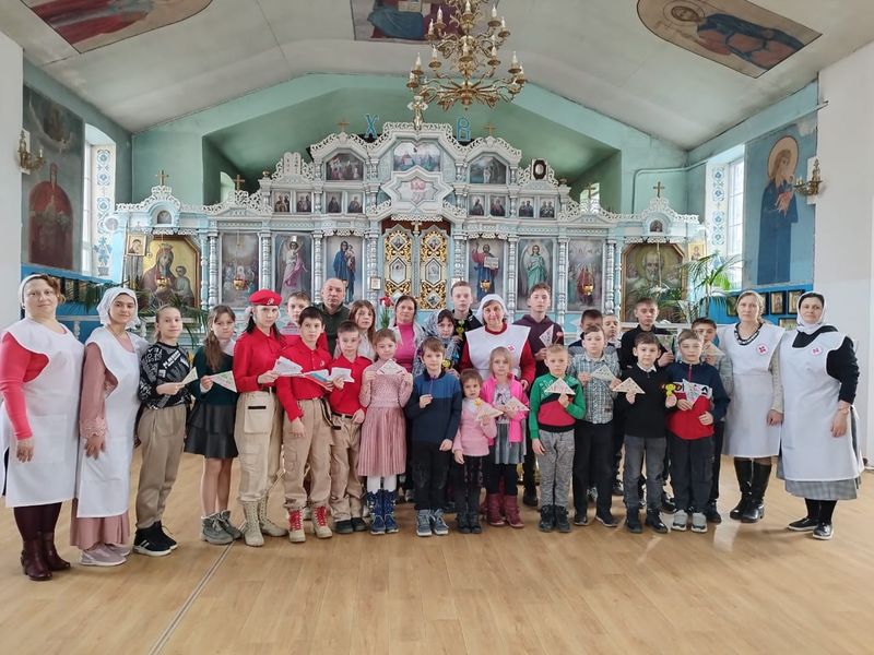 Юнармейцы центра патриотического воспитания «Октябрьский резерв» посетили храм Архистратига Михаила и передали письма военнослужащим