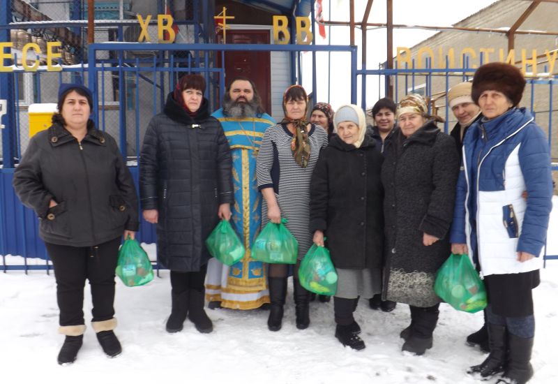 В Смоленском храме ст. Шумилинской прошла очередная благотворительная акция по раздаче продуктовых наборов малоимущим