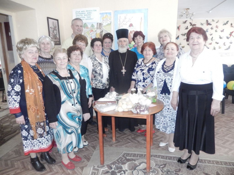 В пасхальные дни настоятель Вознесенского храма г. Шахты посетил пожилых пациентов социального центра