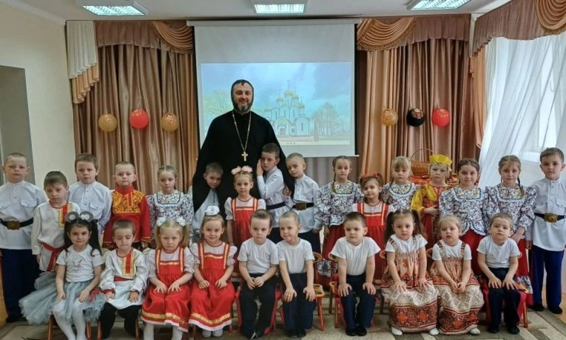 Настоятель храма Георгия Победоносца поздравил воспитанников детского сада «Теремок» с Пасхой