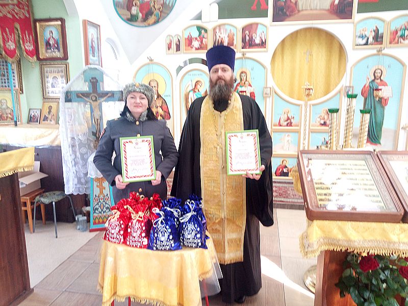 Духовенство отдела по взаимодействию с Вооруженными Силами и силовыми структурами Шахтинской епархии организовало сбор и передачу рождественских подарков для детей военнослужащих