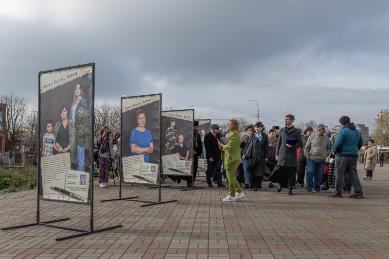 Фотовыставка «Семья Героя. Шахты», посвященная семьям защитников Отечества, открылась на подворье Покровского кафедрального собора города Шахты