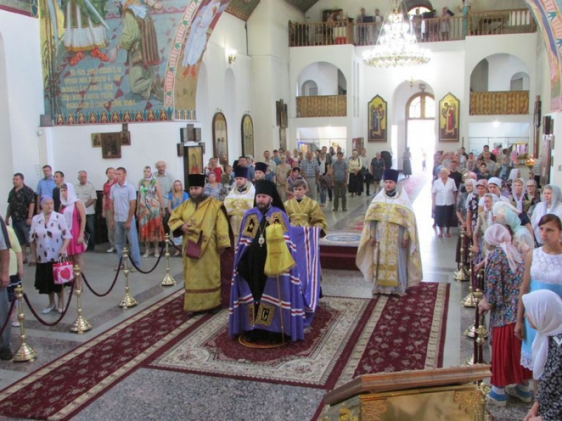 Епископ Симон совершил первую после избрания на Шахтинскую кафедру Божественную литургию в Покровском кафедральном соборе г. Шахты