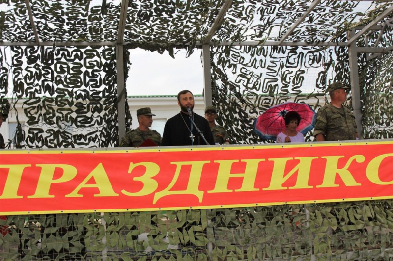 Настоятель храма Георгия Победоносца поселка Новозарянский иерей Сергий Липень с пастырским визитом посетил 163 танковый полк